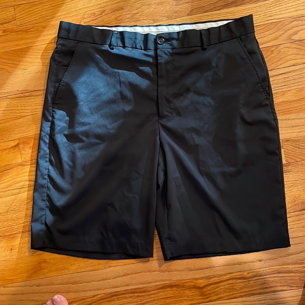 Greg Norman men’s dress shorts. 34